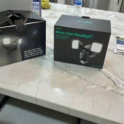 2 Wyze Cam Floodlights 