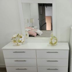 Dresser With Mirror 