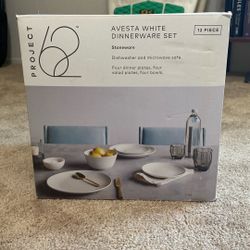 Unopened Plates And Bowls Set (12 Pieces)