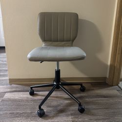 Home office desk chair with wheels - good condition
