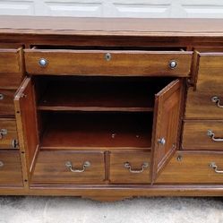 Nice 5 piece Bedroom set.The Dresser has a Mirror as well.