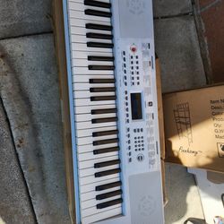 Electronic keyboard piano  battery operated