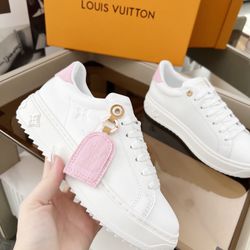 A pair of fashionable and versatile shoes