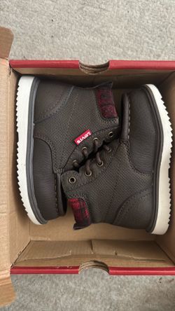 8m unworn Levi’s Boots