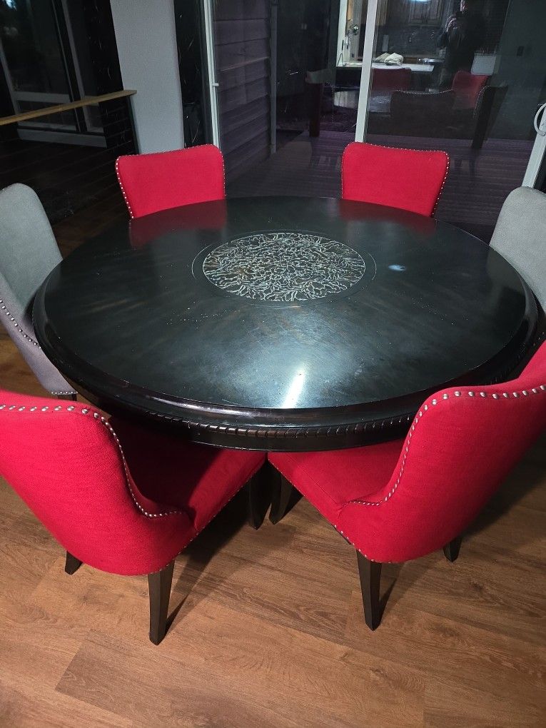 Rounds Table With Chairs