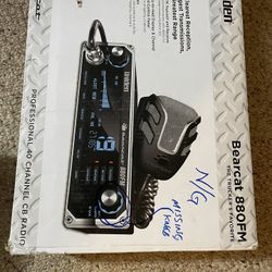 Uniden Bearcat 880FM CB Radio – 40 Channels, Dual-Mode AM/FM, 7-Color LCD Display (Right knob missing)