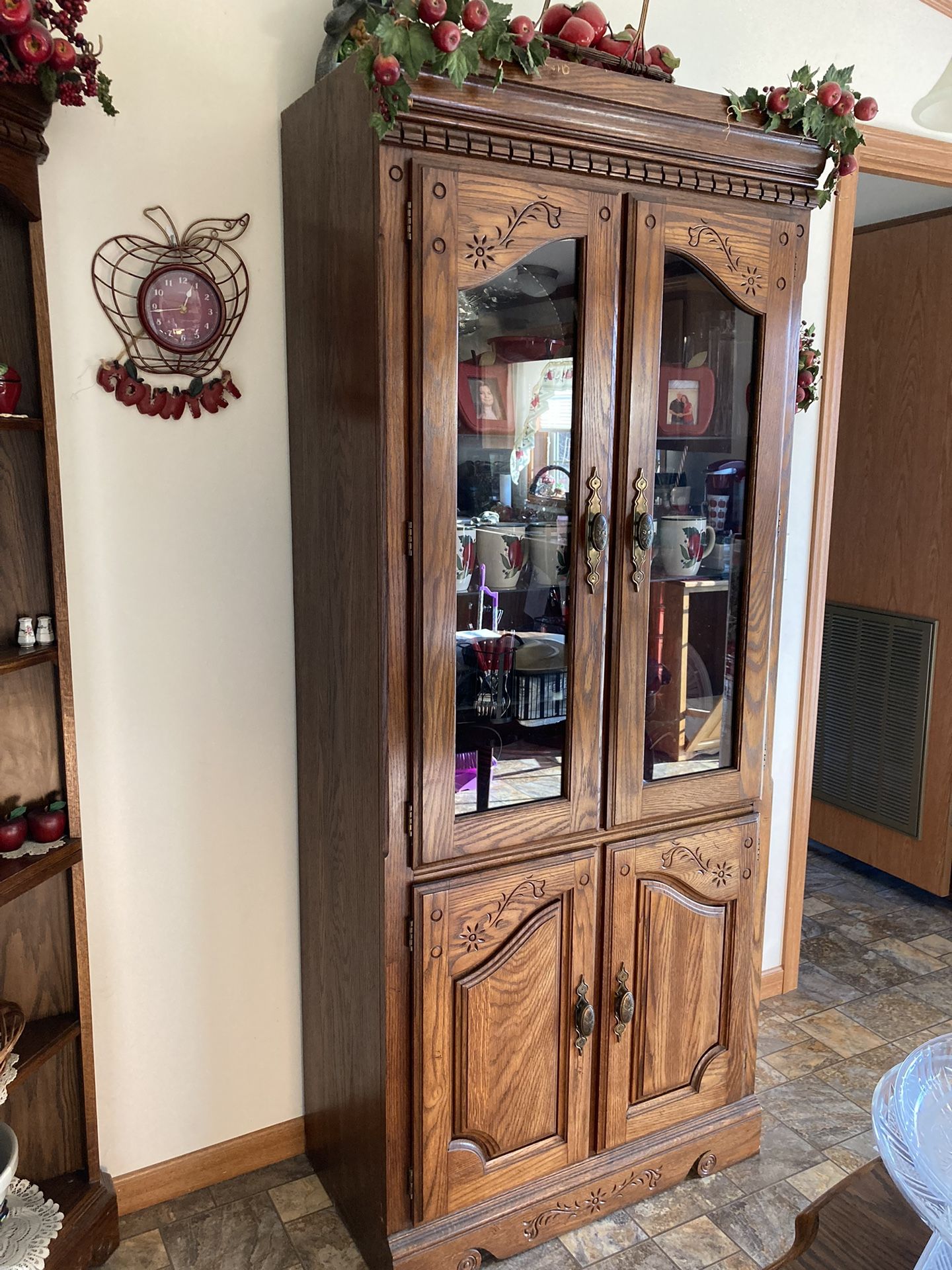 Dining Room Table & Chairs With Hutch