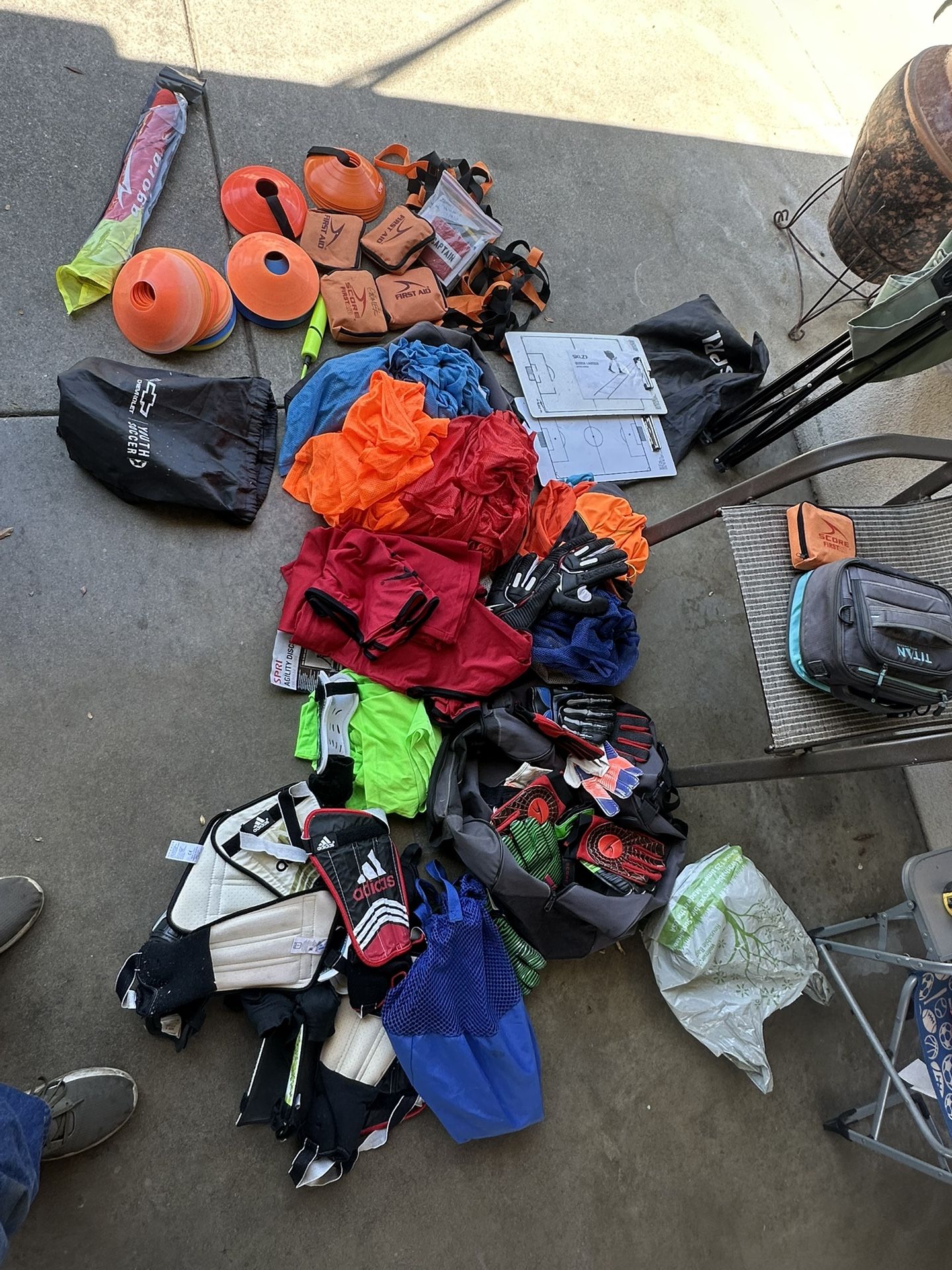 Dos Bolsas De Equipo De Futbol Casacas Conos Guantes Espinilleras Y Más