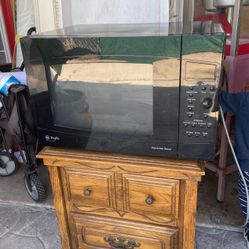 BEAUTIFUL BLACK MICROWAVE 