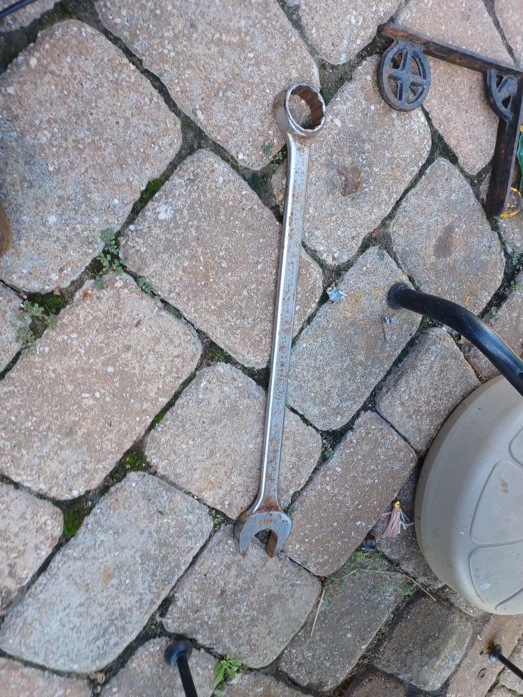 1 1/2 " Wrench