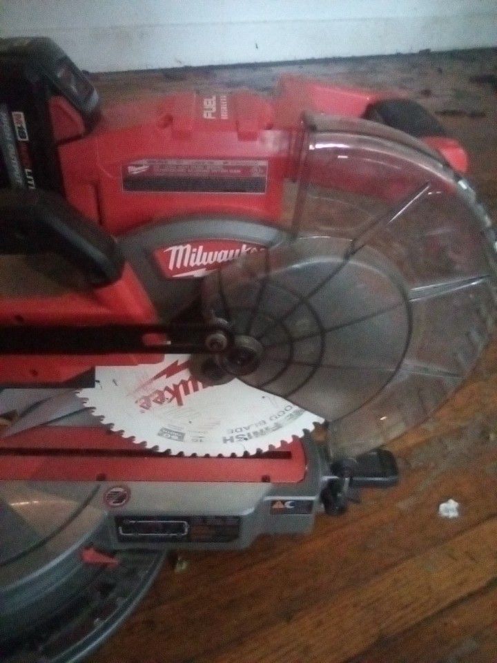 New Milwaukee M18 10-in Miter Saw With Xc8.0  Battery