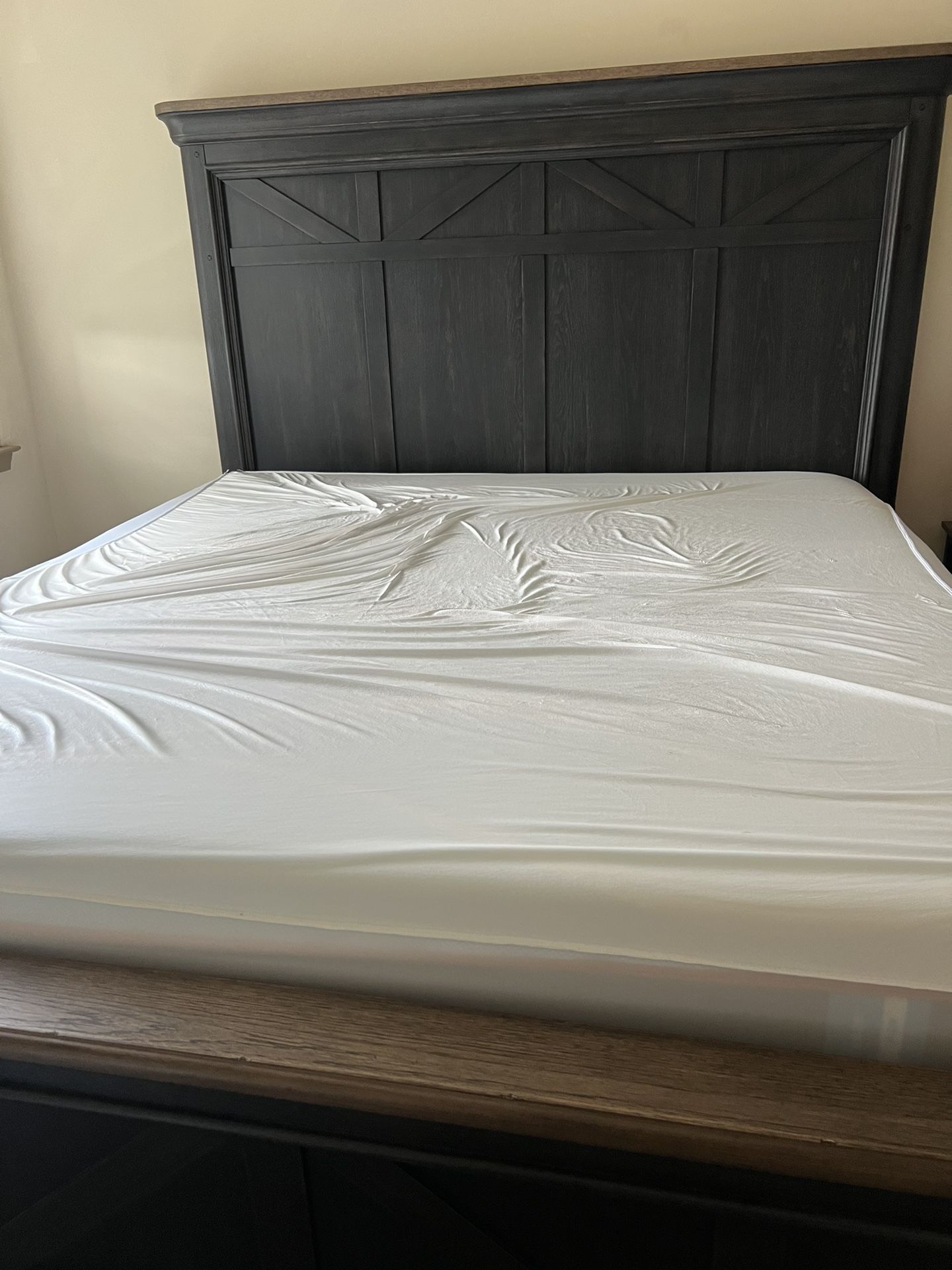 Havertys King Bed Frame (mattress NOT included) for Sale in New