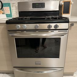 Frigidaire Gallery Gas Range / Stove / Oven  4 Burners And Griddle