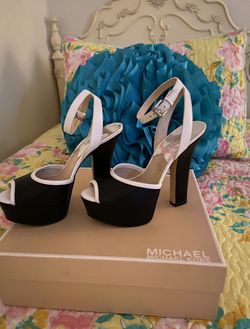 Beautiful Black and White Micheal Kors Shoes 👠 Size 6 1/2