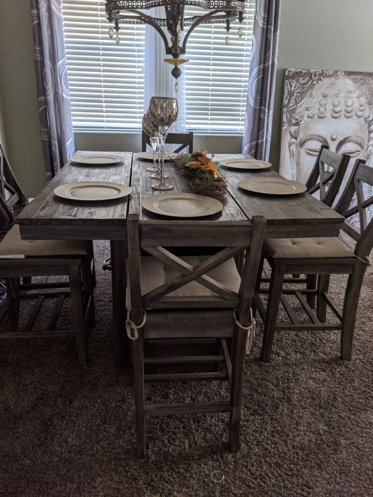 Rustic / Farm Dinning Table - Great Condition
