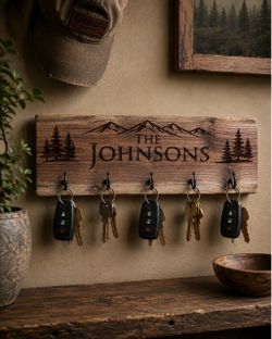 Personalized Walnut Key Holder – Custom Family Key Rack – Wall Mounted