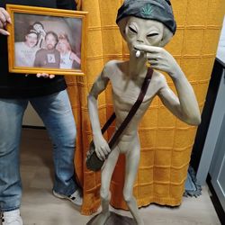 Shelly+Tommy Chong Signed Alien Statue+ Photo