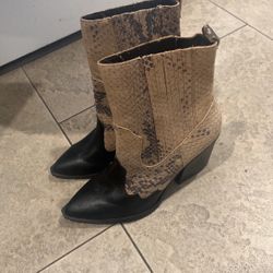 NEW Women’s Faux snake Skin Boots Size 7