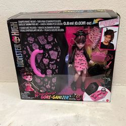 New 2022 Mattel Monster High Draculaura Doll & Gore-Ganizer / Coffin Carry Case