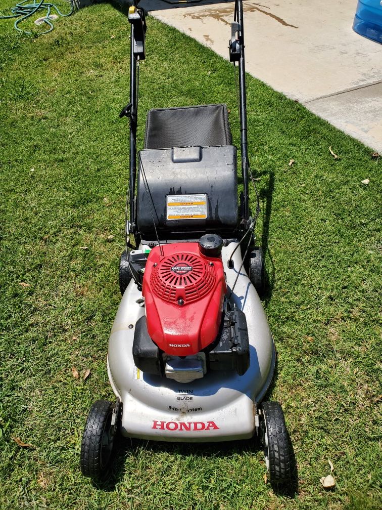 Honda HRR216 Self-propelled Lawn Mower with blade Roto Stop