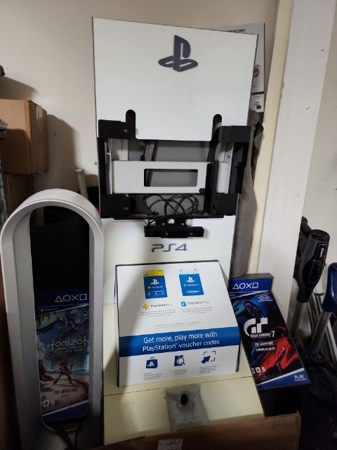 READ!!!SONY PLAYSTATION 4 KIOSK WITH KEY AND EXTRAS