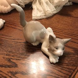 Lladro  Spain  Porcelain Figure    Attentive Cat