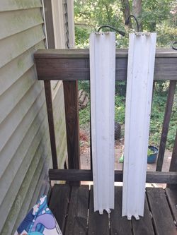 2 flourescent shop lights. $10 for both.