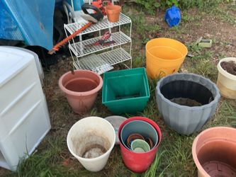 Many gardens items different sizes of pots, a branches cutter, and more (all for $40)