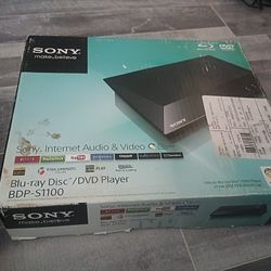 Blu Ray DVD CD Player With Streaming All Wires And Remote New In Box