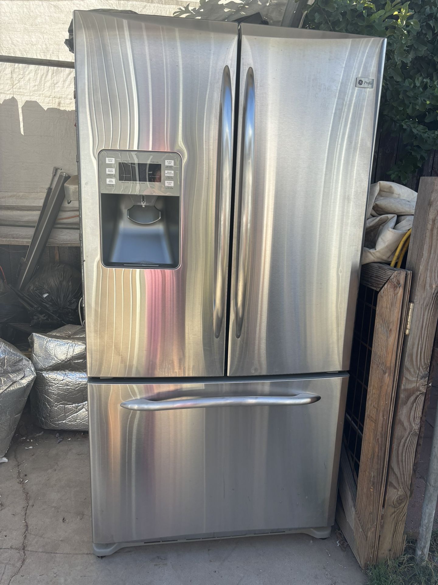 General Electric Brand Stainless Steel Fridge Ice And Water Machine Everyting Works Well With 3 Months Warranty