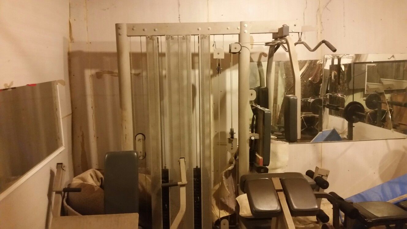 Máquina de hacer ejercicio y 4 llantas