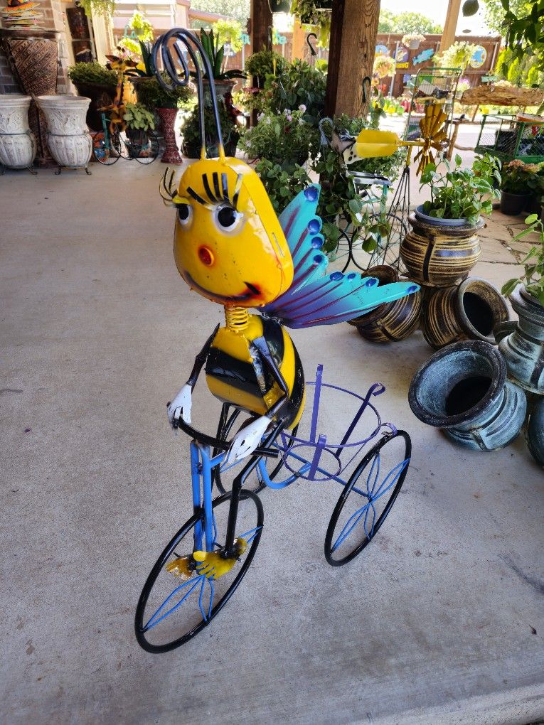 Metal Bumblebee Plant Stand (Yard Art) Clay Pots, Planters