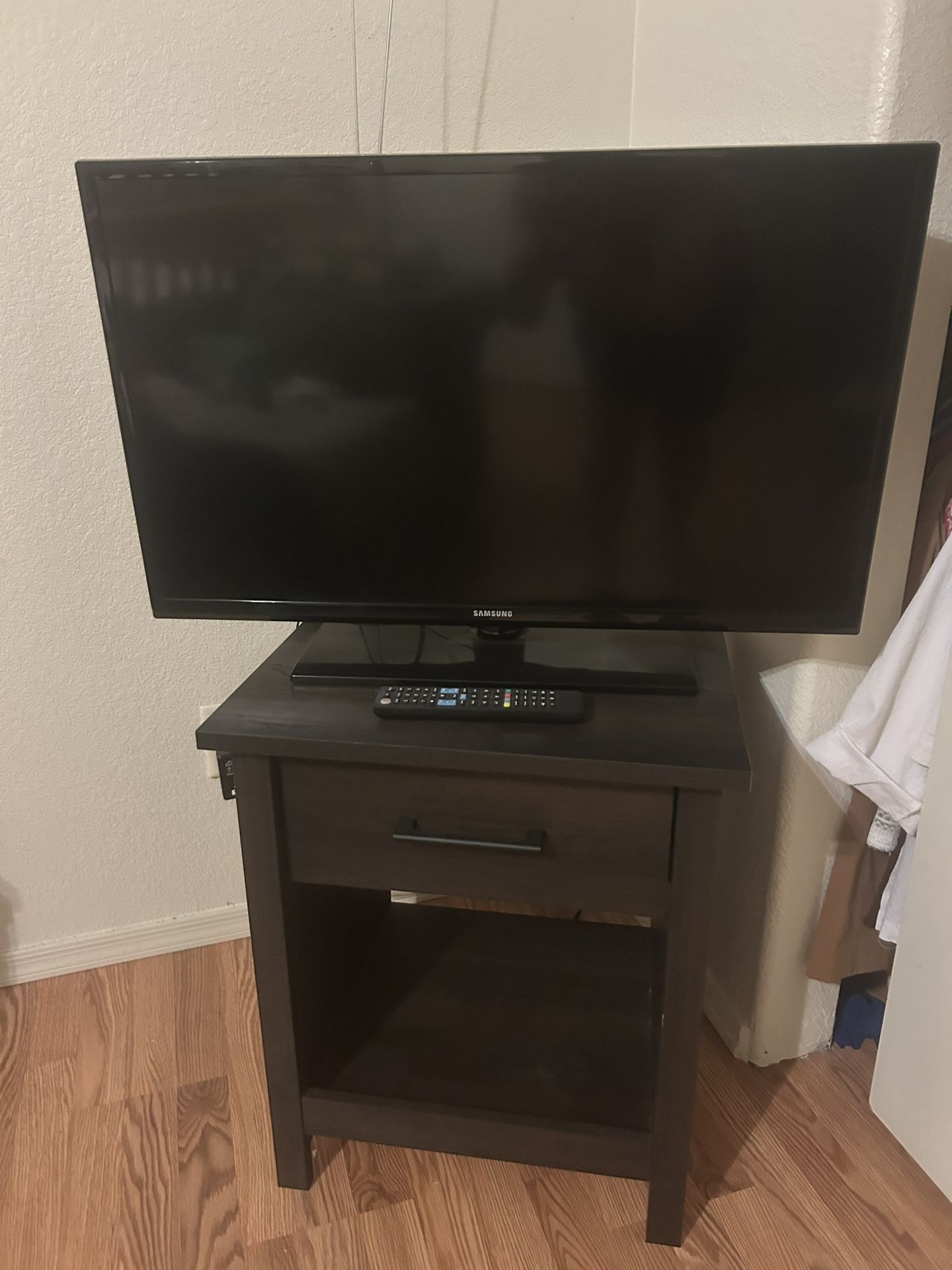Samsung 32” Tv With Stand