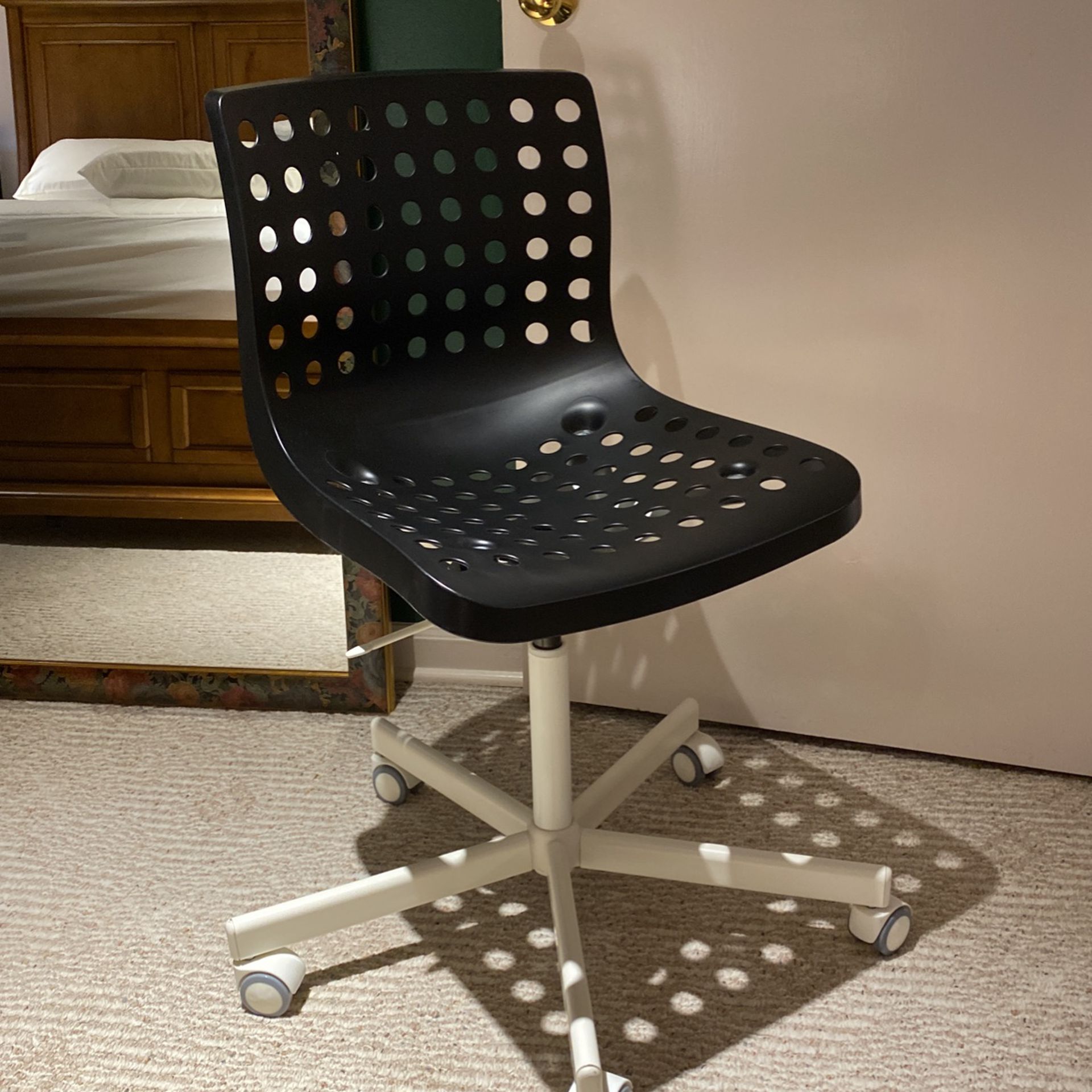 Black And White Rolling Desk Chair 