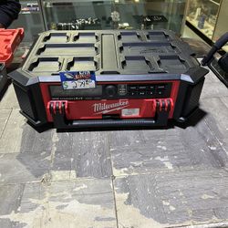 Milwaukee radio / charger packout tool only pick up only 