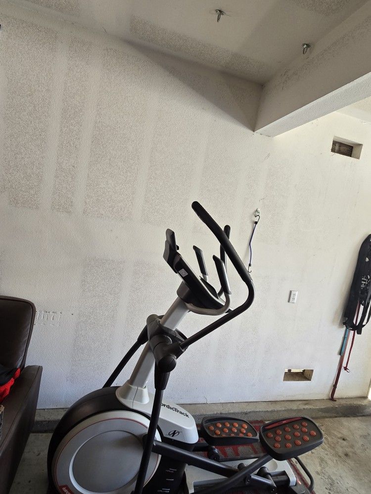 Nordictrack Wlite 10.9 Elliptical