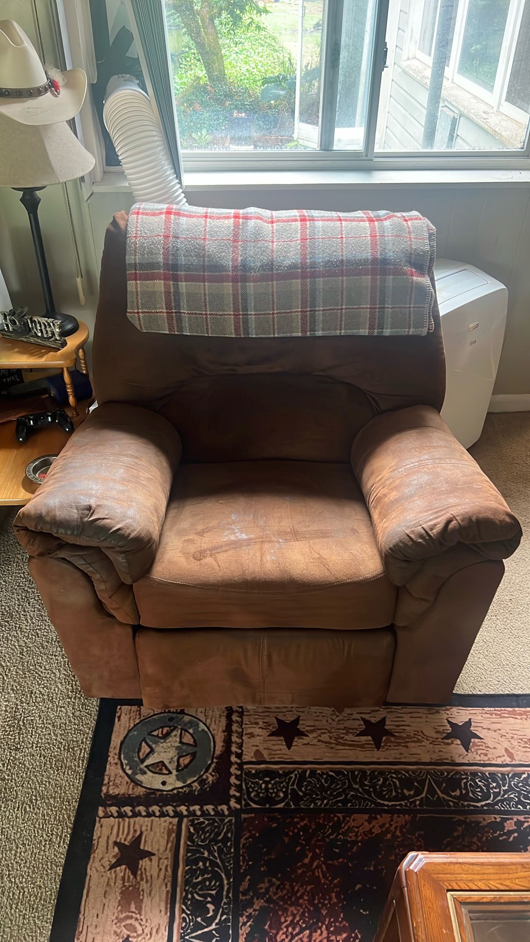 Comfortable chair we just don’t use it and it’s in good condition