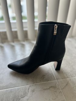 Ladies Black Boot Size 9