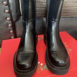 Women’s 8 Black Boots (H&M)