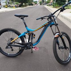 2015 Giant Glory Downhill Mountain Bike