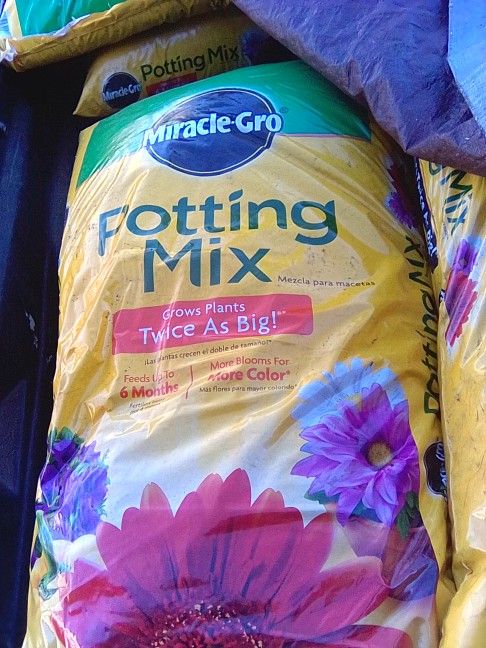 Miracle Grow Potting Soil 