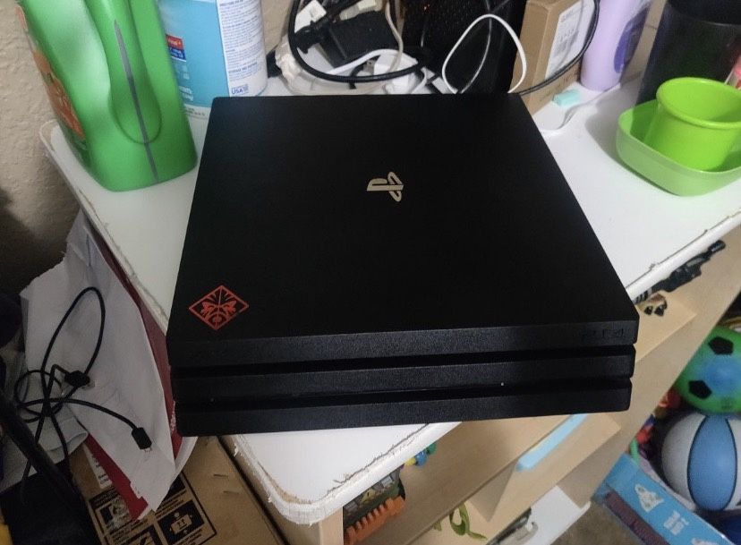 PS4 Pro + Controllers