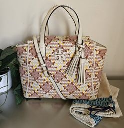 Tory Burch Thea leather Woven Slouchy bag with original dust bag Pink cream Noon with adjustable shoulder strap zipper closure, 2 pockets one had a a 
