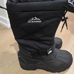 Snow boots. size 7 