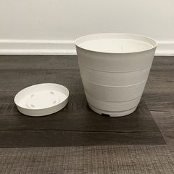 🌱White Planter Pot with Drainage Tray •Polypropylene •Width 6 ¾” x Height 6” •in mint condition