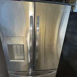 FRIGIDAIRE FRENCH DOOR ALMOST BRAND NEW. 2023 year 