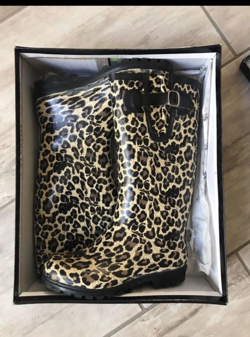 Brand new rain boots size 7