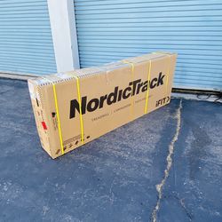 NORDICTRACK TREADMILL WITH BLUTOOTH AND INCLINE 