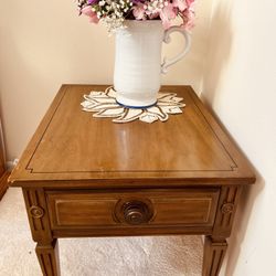 Mid-Century Modern American of Martinsville Walnut End Table with 1 drawer. 27”x21 inches ”x22”. Sturdy well made table from the 70s or 80s. See photo