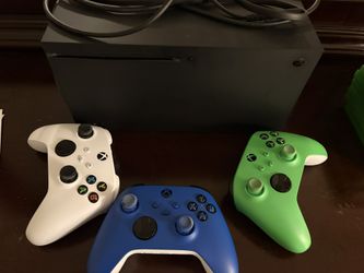 Xbox Series X, 3 Controllers, 9 Games